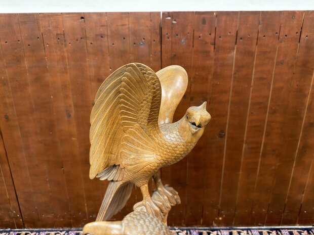 Antike Holzschnitzerei verschiedener Vögel