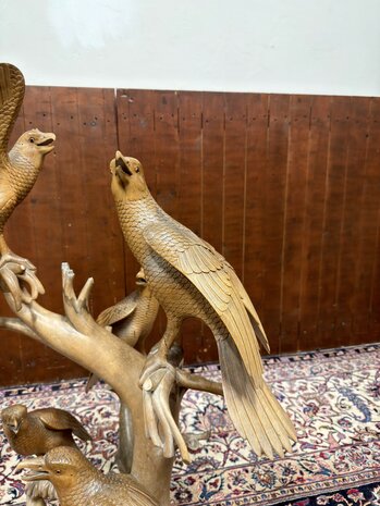 Antike Holzschnitzerei verschiedener Vögel