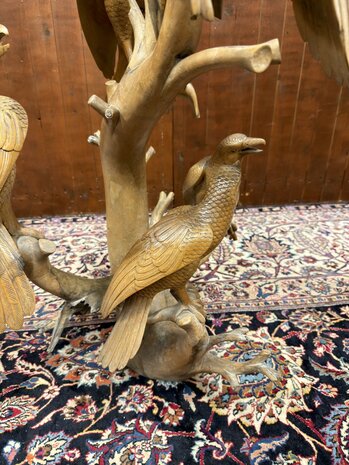 Antike Holzschnitzerei verschiedener Vögel