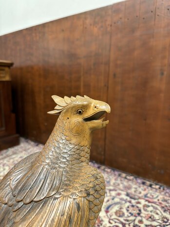 Antike Holzschnitzerei verschiedener Vögel