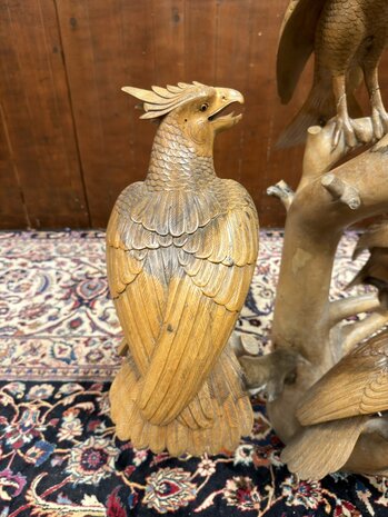 Antike Holzschnitzerei verschiedener Vögel