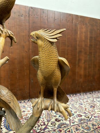 Antike Holzschnitzerei verschiedener Vögel