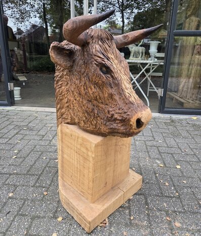 Houtsnijwerk-tuinbeeld-van-een-koe-stier-1