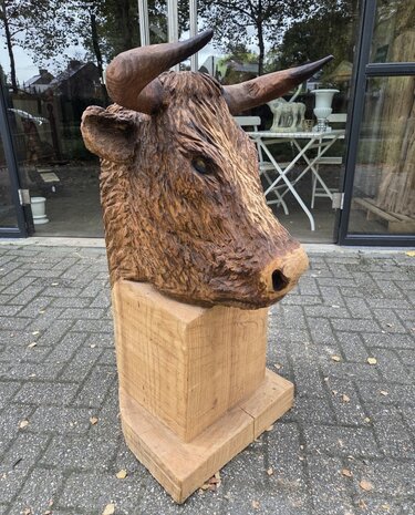Houtsnijwerk-tuinbeeld-van-een-koe-stier