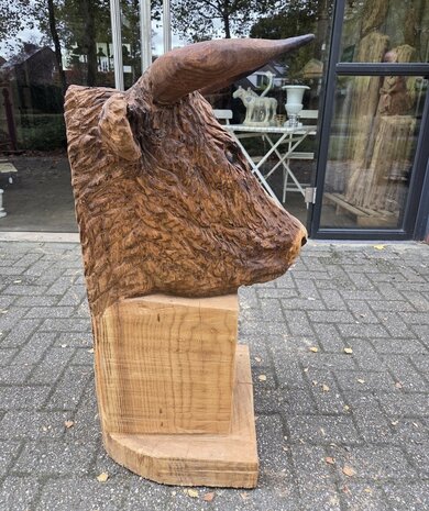 Houtsnijwerk-tuinbeeld-van-een-koe-stier-4