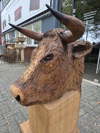 Houtsnijwerk-tuinbeeld-van-een-koe-stier-7