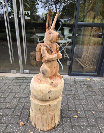 Haas-konijn-houtsnijwerk-tuinbeeld-hout