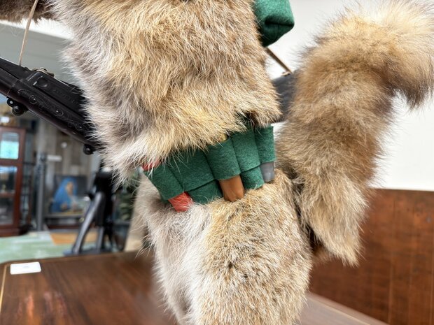 Taxidermie-Opgezet-Vos-verkleed-als-Jager