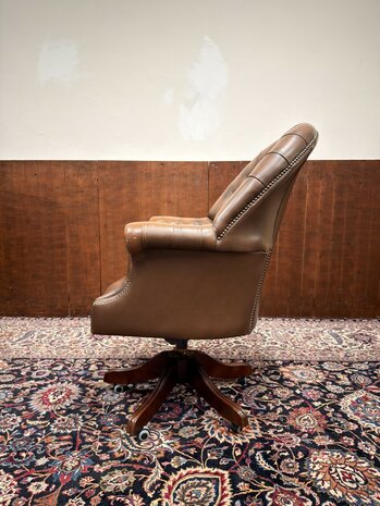 Klassiek-Oud-Engels-Antiek-Chesterfield-Bureaustoel-Director-Chair-in-Bruin-Leder