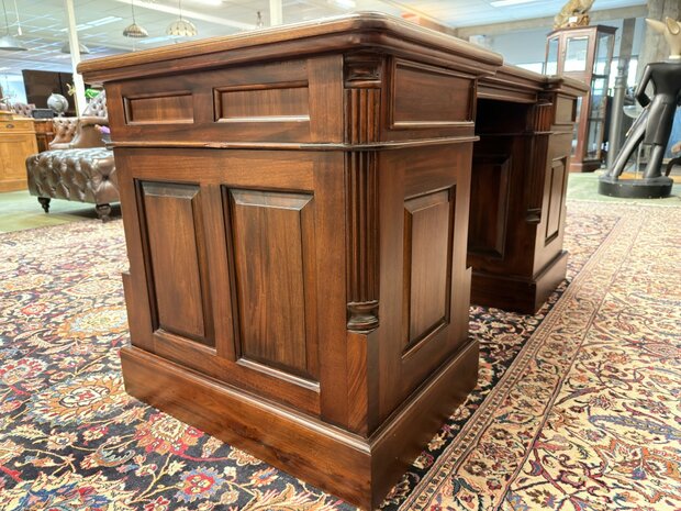 Klassiek-Oud-Antiek-Engels-Chesterfield-Mahoniehout-Mahonie-Bureau-Desk-met-Groene-Lederen-Inleg