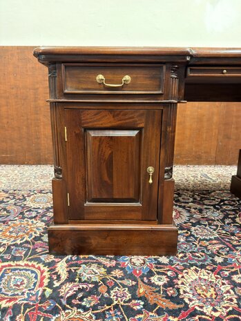 Klassiek-Oud-Antiek-Engels-Chesterfield-Mahoniehout-Mahonie-Bureau-Desk-met-Groene-Lederen-Inleg