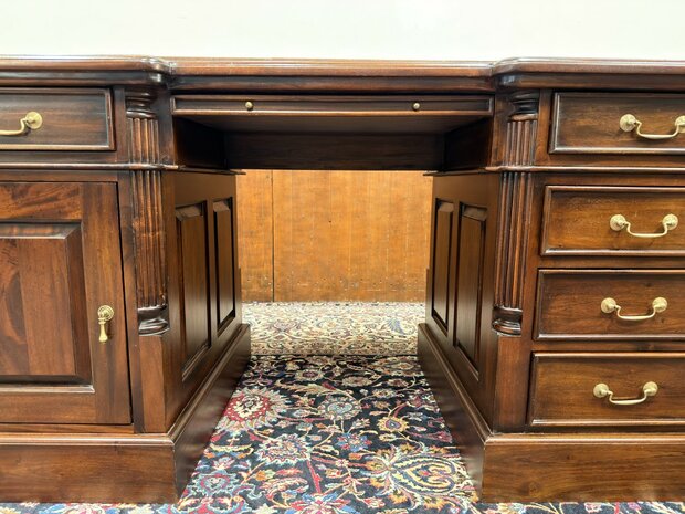 Klassiek-Oud-Antiek-Engels-Chesterfield-Mahoniehout-Mahonie-Bureau-Desk-met-Groene-Lederen-Inleg