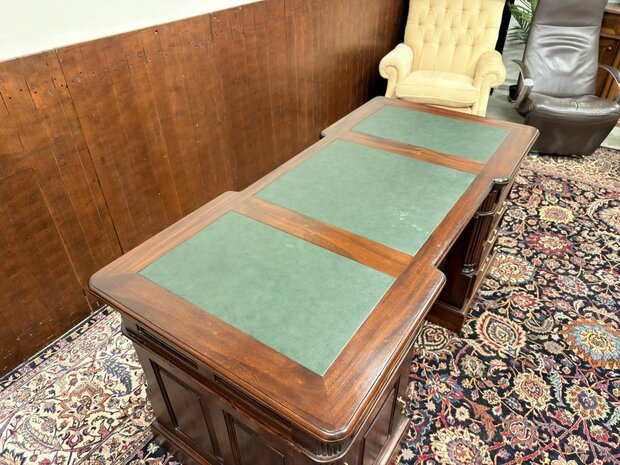 Klassiek-Oud-Antiek-Engels-Chesterfield-Mahoniehout-Mahonie-Bureau-Desk-met-Groene-Lederen-Inleg