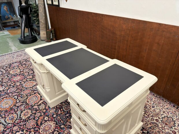 Klassiek-Oud-Antiek-Engels-Chesterfield-Mahoniehout-Mahonie-Wit-Creme-Landelijk-Bureau-Desk-met-ZwartLederen-Inleg