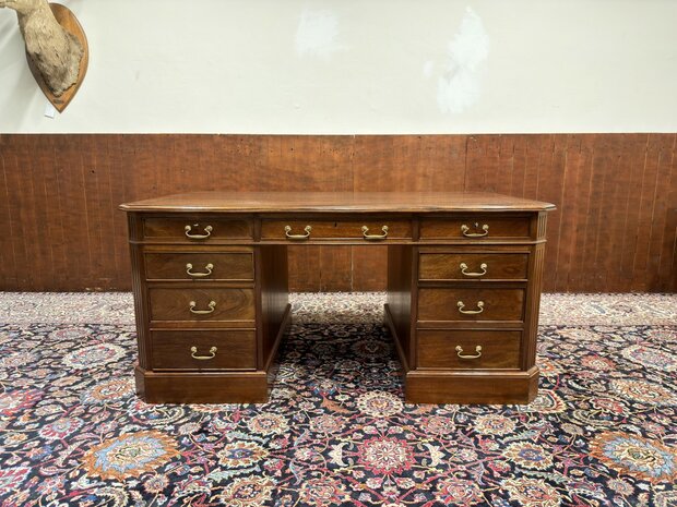 Klassiek-Oud-Engels-Antiek-Chesterfield-Mahoniehouten-Bureau-Desk-met-Bureaustoel-Stoel