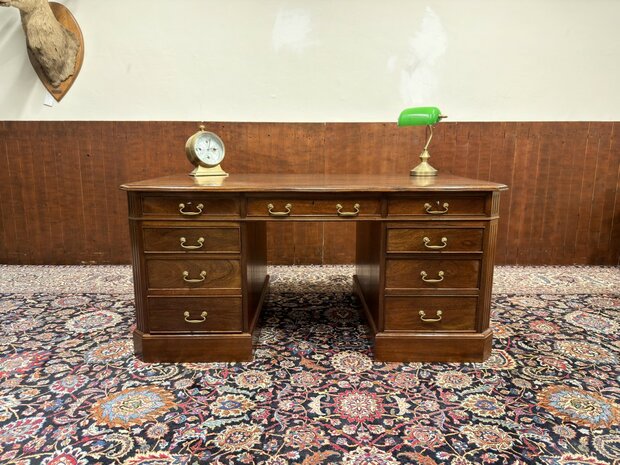 Klassiek-Oud-Engels-Antiek-Chesterfield-Mahoniehouten-Bureau-Desk-met-Bureaustoel-Stoel