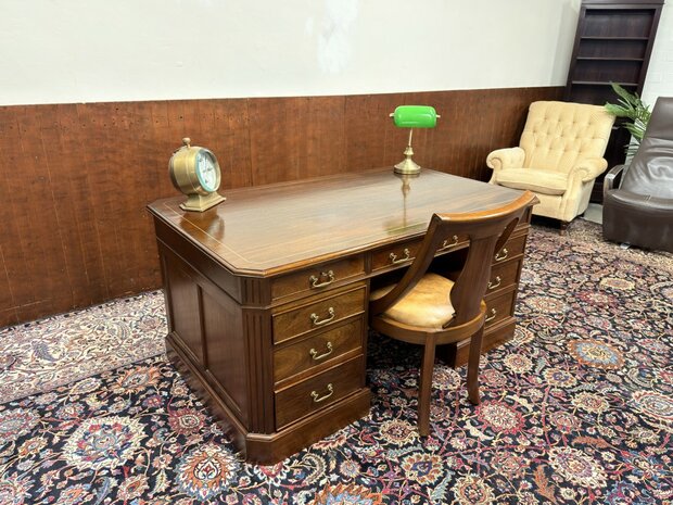 Klassiek-Oud-Engels-Antiek-Chesterfield-Mahoniehouten-Bureau-Desk-met-Bureaustoel-Stoel