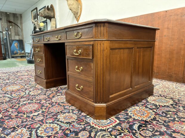 Klassiek-Oud-Engels-Antiek-Chesterfield-Mahoniehouten-Bureau-Desk-met-Bureaustoel-Stoel
