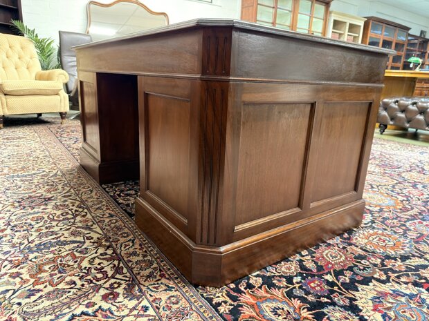 Klassiek-Oud-Engels-Antiek-Chesterfield-Mahoniehouten-Bureau-Desk-met-Bureaustoel-Stoel