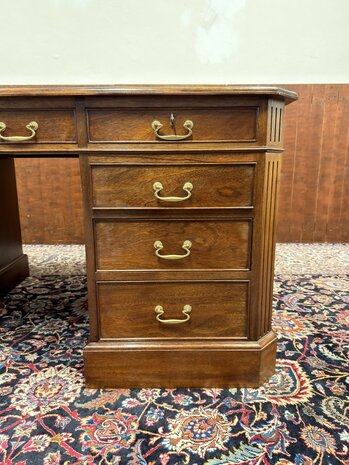 Klassiek-Oud-Engels-Antiek-Chesterfield-Mahoniehouten-Bureau-Desk-met-Bureaustoel-Stoel