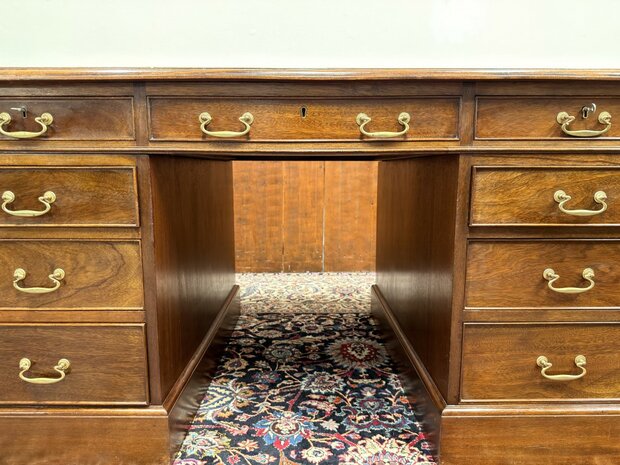 Klassiek-Oud-Engels-Antiek-Chesterfield-Mahoniehouten-Bureau-Desk-met-Bureaustoel-Stoel
