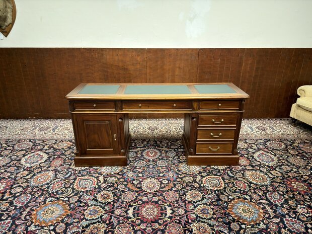 Klassiek-Oud-Antiek-Engels-Chesterfield-Mahoniehout-Mahonie-Smal-Ondiep-Bureau-Desk-met-Groen-Lederen-Inleg