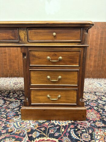 Klassiek-Oud-Antiek-Engels-Chesterfield-Mahoniehout-Mahonie-Smal-Ondiep-Bureau-Desk-met-Groen-Lederen-Inleg