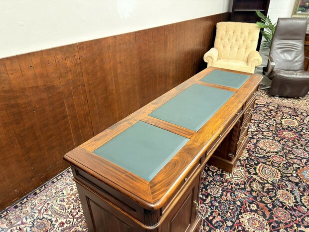 Klassiek-Oud-Antiek-Engels-Chesterfield-Mahoniehout-Mahonie-Smal-Ondiep-Bureau-Desk-met-Groen-Lederen-Inleg
