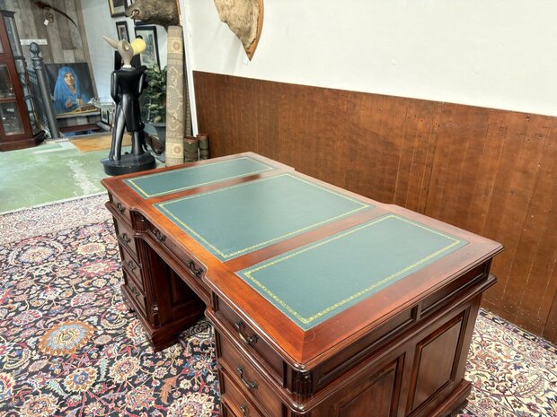 Antiek-Oud-Engels-Klassiek-Chesterfield-Bureau-Desk-Mahoniehout-met-Groen-Leder