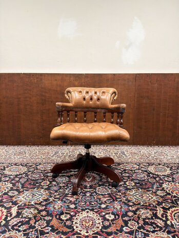 Klassiek-Antiek-Engels-Oud-Chesterfield-Mahonie-Bureaustoel-Captain-Chair-Cognac-Leder