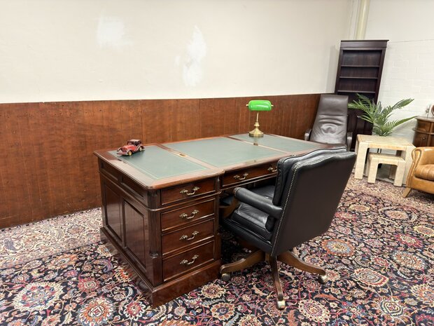 Klassiek-Antiek-Engels-Oud-Chesterfield-Mahonie-Bureau-Desk-Partnerdesk-met-Groen-Leder-Ingelegd