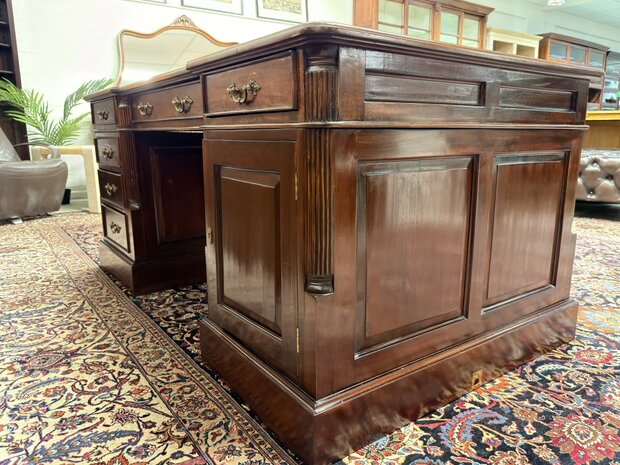 Klassiek-Antiek-Engels-Oud-Chesterfield-Mahonie-Bureau-Desk-Partnerdesk-met-Groen-Leder-Ingelegd