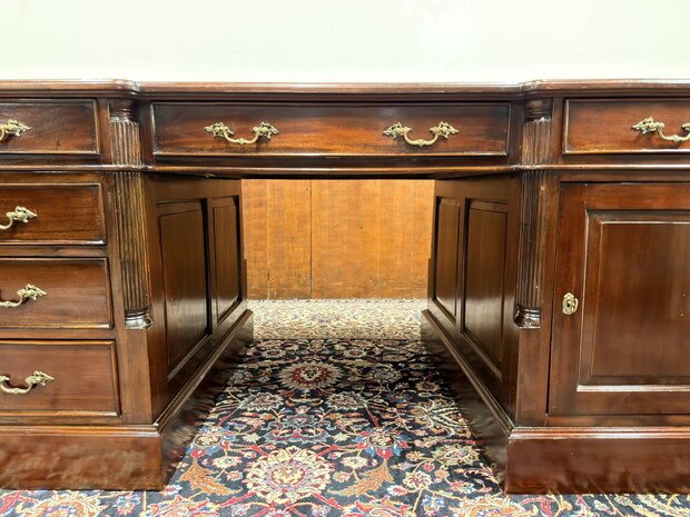 Klassiek-Antiek-Engels-Oud-Chesterfield-Mahonie-Bureau-Desk-Partnerdesk-met-Groen-Leder-Ingelegd