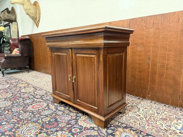 Klassiek-Engels-Oud-Antiek-Chesterfield-Mahoniehouten-Dressoir-Kantoorkast-Sidetable