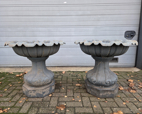 Klassieke-gietijzeren-tuinvaas-bloembak-vaas-met-golvende-rand-1