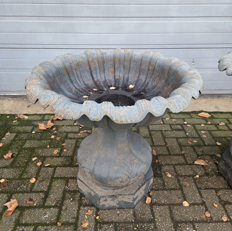 Klassieke-gietijzeren-tuinvaas-bloembak-vaas-met-golvende-rand-6