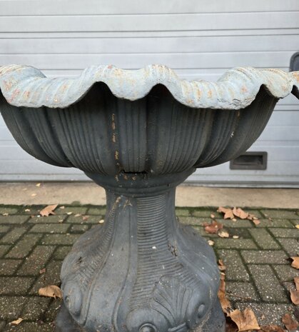 Klassieke-gietijzeren-tuinvaas-bloembak-vaas-met-golvende-rand-9