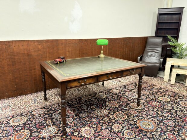 Klassiek-Antiek-Engels-Oud-Chesterfield-Schrijftafel-Bureau-Partnerdesk-met-Groen-Leder-Ingelegd
