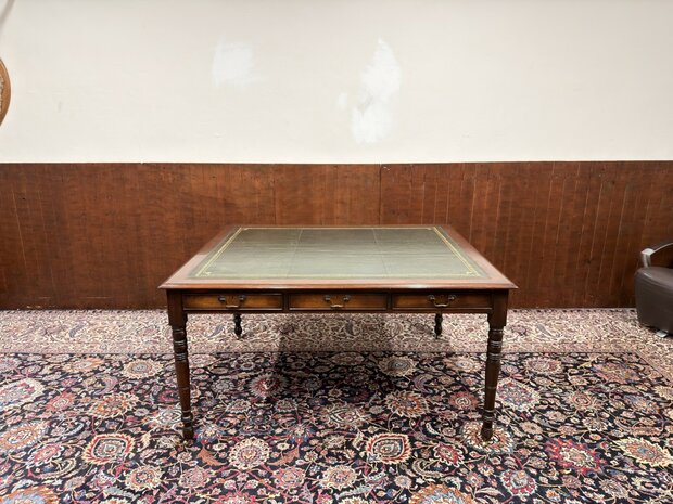 Klassiek-Antiek-Engels-Oud-Chesterfield-Schrijftafel-Bureau-Partnerdesk-met-Groen-Leder-Ingelegd