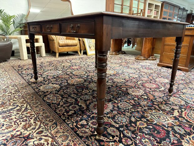 Klassiek-Antiek-Engels-Oud-Chesterfield-Schrijftafel-Bureau-Partnerdesk-met-Groen-Leder-Ingelegd