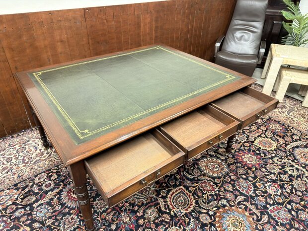 Klassiek-Antiek-Engels-Oud-Chesterfield-Schrijftafel-Bureau-Partnerdesk-met-Groen-Leder-Ingelegd