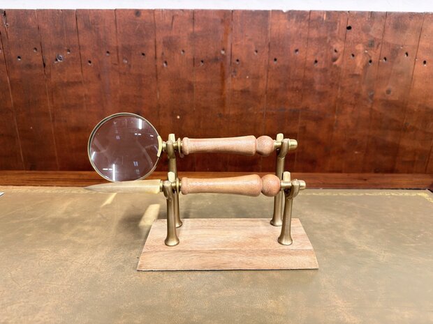 Antiek-klassiek-messing-vergroot-glas-loep-en-briefopener-op-houten-standaard