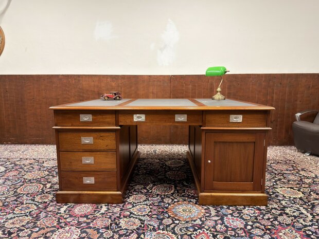 Groot-Klassiek-Engels-Antiek-Oud-Chesterfield-Bureau-Desk-Partnerdesk-met-Zwart-Leder-Ingelegd