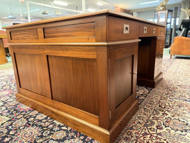 Groot-Klassiek-Engels-Antiek-Oud-Chesterfield-Bureau-Desk-Partnerdesk-met-Zwart-Leder-Ingelegd