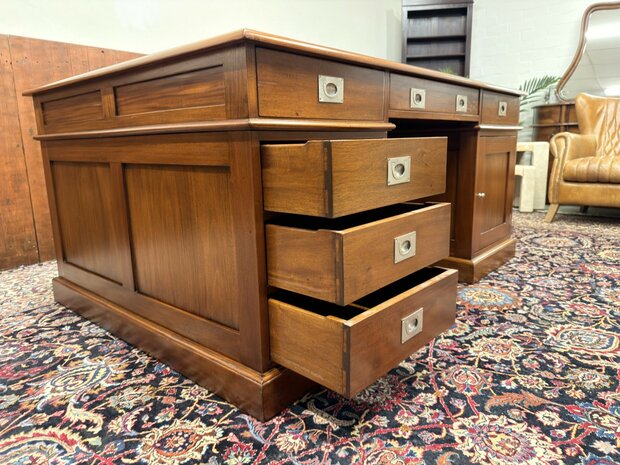 Groot-Klassiek-Engels-Antiek-Oud-Chesterfield-Bureau-Desk-Partnerdesk-met-Zwart-Leder-Ingelegd