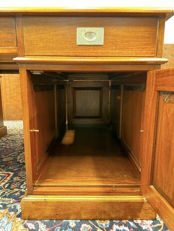 Groot-Klassiek-Engels-Antiek-Oud-Chesterfield-Bureau-Desk-Partnerdesk-met-Zwart-Leder-Ingelegd