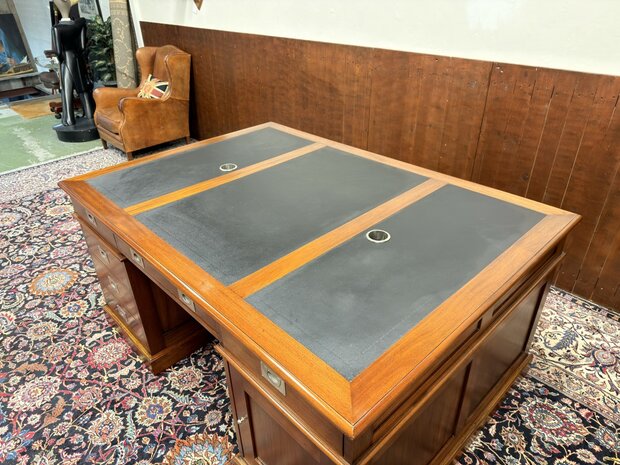 Groot-Klassiek-Engels-Antiek-Oud-Chesterfield-Bureau-Desk-Partnerdesk-met-Zwart-Leder-Ingelegd
