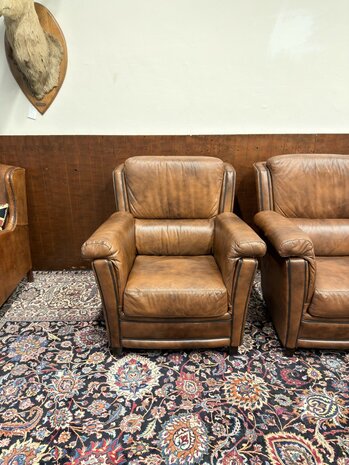 Klassiek-Engels-Antiek-Oud-Chesterfield-Set-Fauteuils-Bruin-Leder
