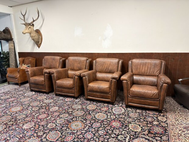 Klassiek-Engels-Antiek-Oud-Chesterfield-Set-Fauteuils-Bruin-Leder