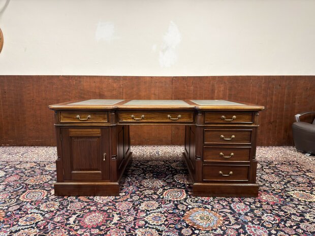 Klassiek-Antiek-Oud-Engels-Chesterfield-Bureau-Desk-Partnerdesk-met-Groen-Leder-Ingelegd